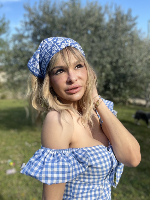 <span class='identity '><span class="identity__username">Rosij@disse</span></span> Rosij@disse