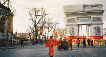 Sphère en défilé, Champs Elysées Sur le site d’ARTactif