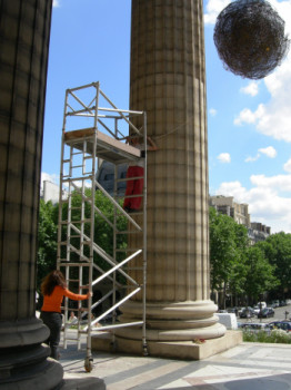 Œuvre contemporaine nommée « accrochage d'une de 3 sur façade », Réalisée par ADRIENNE JALBERT