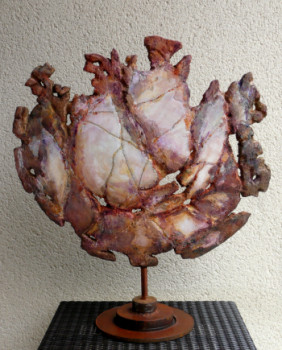 Œuvre contemporaine nommée « grande fleur de roche nacrée », Réalisée par LAURELLE BESSE