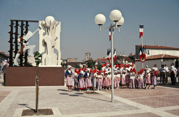Œuvre contemporaine nommée « Vers la Liberté - inauguration Bicentenaire de la Révolution Française », Réalisée par JEAN CLAUDE MAUREL