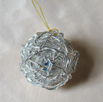Œuvre contemporaine nommée « Silver Sphere », Réalisée par ADRIENNE JALBERT