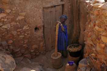 Femme pilant le mil pays dogon Sur le site d’ARTactif