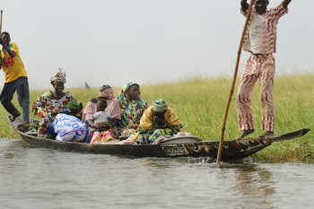 Femmes en pirogue Sur le site d’ARTactif