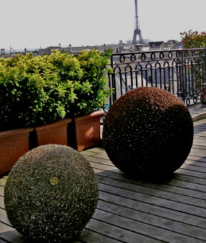 Œuvre contemporaine nommée « Sphères sur terrasse privée », Réalisée par ADRIENNE JALBERT