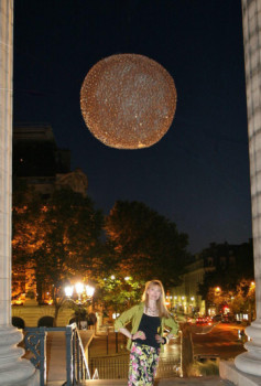 Œuvre contemporaine nommée « 1 de 3 Sphères suspendues, façade la Madeleine, Paris », Réalisée par ADRIENNE JALBERT