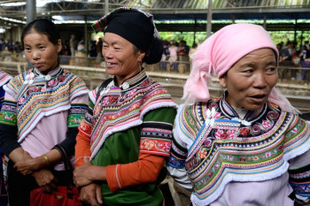 FEMMES  DE LA TRIBU YI 4 Sur le site d’ARTactif