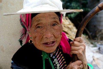 Femme du village Ximeng Sur le site d’ARTactif