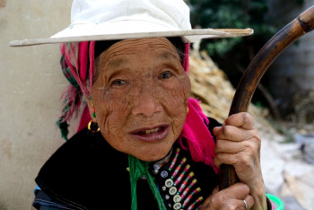 Femme du village Ximeng Sur le site d’ARTactif