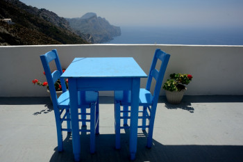 LA TABLE BLEUE (KARPATHOS) Sur le site d’ARTactif