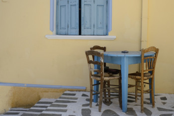 UNE TABLE ET 3 CHAISES (KARPATHOS) Sur le site d’ARTactif