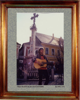 Œuvre contemporaine nommée « Hongrie, troubadour à Szentendre 1997 », Réalisée par EMILE RAMIS