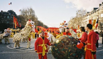 Œuvre contemporaine nommée « Sphère de la Prospérité,l'Année de la Chine 2004,Champs Elysées,Paris », Réalisée par ADRIENNE JALBERT