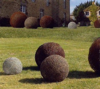 Œuvre contemporaine nommée « Sphères au Château de la Motte-Jean,Cancale », Réalisée par ADRIENNE JALBERT