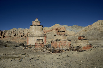 Chortens dans la vallée ocre Sur le site d’ARTactif