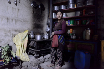 Femme népalaise dans sa cuisine Sur le site d’ARTactif