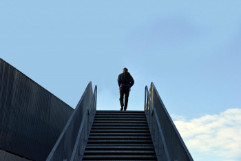 Œuvre contemporaine nommée « L'HOMME EN HAUT DES MARCHES », Réalisée par JEAN-MARC PHILIPPE