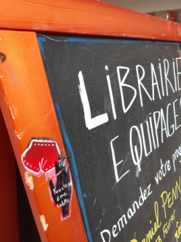Œuvre contemporaine nommée « Touche pas à ma culotte, (2020) Librairie Equipages 61 rue de Bagnolet, Paris 20 », Réalisée par FAHIMA BOUBIA... NU