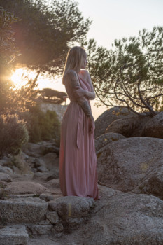 Œuvre contemporaine nommée « Photographie de portrait sur plage », Réalisée par JESSICA BUCHOT PHOTOGRAPHE