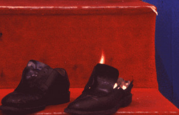 Œuvre contemporaine nommée « drunkard's shoes are burning », Réalisée par DAVID SROCZYNSKI
