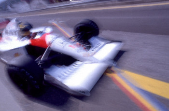 Œuvre contemporaine nommée « Dans le flou pour Ayrton Senna », Réalisée par DOMINIQUE LEROY
