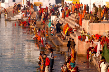 Œuvre contemporaine nommée « Ghat du Gange, Inde », Réalisée par DOMINIQUE LEROY
