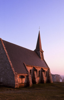 Œuvre contemporaine nommée « Eglise et falaise d'Etretat. Normandie 2 », Réalisée par DOMINIQUE LEROY