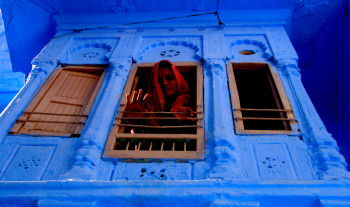 Œuvre contemporaine nommée « Femme de Jodhpur la ville bleu. Inde », Réalisée par DOMINIQUE LEROY