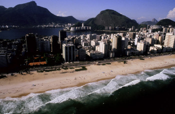 Œuvre contemporaine nommée « La baie de Rio et la plage de Copacabana. Brésil », Réalisée par DOMINIQUE LEROY
