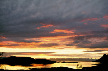 Œuvre contemporaine nommée « Soleil de minuit. Iles Lofoten. Norvège », Réalisée par DOMINIQUE LEROY