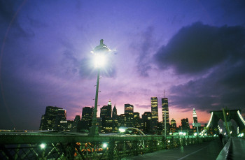 Œuvre contemporaine nommée « Manhattan vu depuis le pont  de Brooklyn et ses lumières sur les Twins Tower. new York », Réalisée par DOMINIQUE LEROY