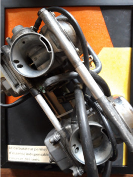 Œuvre contemporaine nommée « Le carburateur permet ce mélange d'air et d'essence indispensable à l'inflammation des coeurs et des sens », Réalisée par TENDRE EST L’ART BRUT