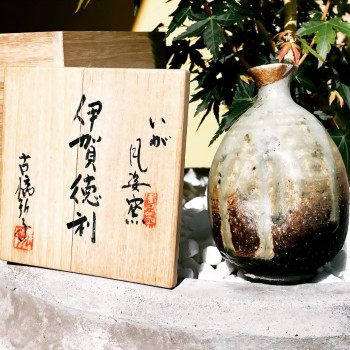 Œuvre contemporaine nommée « Ancien pot à saké - restauré 100% dans la tradition Kintsugi - OR 24 carats », Réalisée par JULIEN SALUT