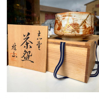 Œuvre contemporaine nommée « Ancien Bol à Matcha Chawan - Fabriqué avec la technique Shino - restauré 100% dans la tradition Kintsugi - OR 24 carats », Réalisée par JULIEN SALUT