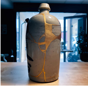 Œuvre contemporaine nommée « Tokkuri japonais du XIXe siécle  - restauré 100% dans la tradition Kintsugi - OR 24 carats », Réalisée par JULIEN SALUT