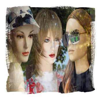 Œuvre contemporaine nommée « Olivia, Natacha, Sophia ( montage de trois mannequins figurant dans des oeuvres différentes ) », Réalisée par DAN GAUTIER