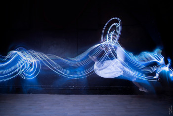 Œuvre contemporaine nommée « bailar con la luce », Réalisée par KOLIA ROSENTHAL