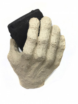 Œuvre contemporaine nommée « Main et son trophée », Réalisée par SOPHIE GUERLAIS