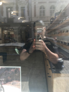 Œuvre contemporaine nommée « check myself in the window shop then ready  to check myself in the eyes of others in the street », Réalisée par DAVID SROCZYNSKI