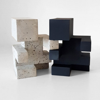 Œuvre contemporaine nommée « Hug - Duo béton et noir mat », Réalisée par ALX MARTINELLI