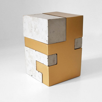 Œuvre contemporaine nommée « Hug - Duo beton et doré », Réalisée par ALX MARTINELLI