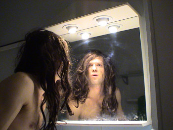 Œuvre contemporaine nommée « metafiction level +-0 myself as a caveman in a bathroom », Réalisée par DAVID SROCZYNSKI