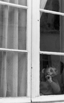 Œuvre contemporaine nommée « L'Enfant à la fenêtre », Réalisée par SOPHIE DENIS