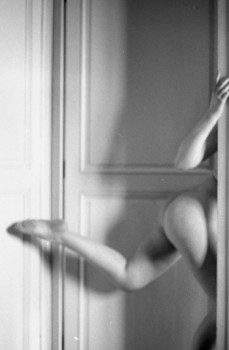 Œuvre contemporaine nommée « Le nu à la porte », Réalisée par CASSANDRE