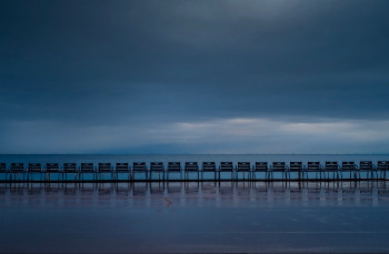 Œuvre contemporaine nommée « Chaises bleues », Réalisée par EPIVENT LUDOVIC