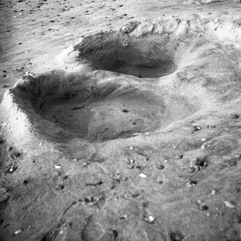 Œuvre contemporaine nommée « Empreintes lunaires dans le sable », Réalisée par SOPHIE DENIS