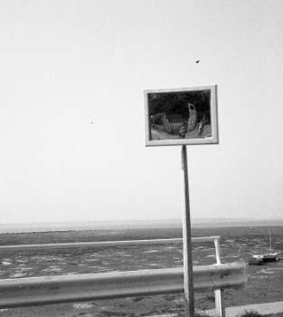 Œuvre contemporaine nommée « Le panneau en bas du pont d'Oléron », Réalisée par CASSANDRE