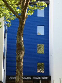 Œuvre contemporaine nommée « Série, Limoges extérieur blanc bleu », Réalisée par DANIEL HUGUES
