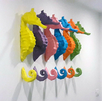 Œuvre contemporaine nommée « Seahorse papercraft sculpture », Réalisée par ECOGAMI
