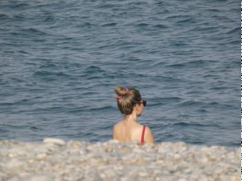 Œuvre contemporaine nommée « Pauline à la plage », Réalisée par DANIEL HUGUES